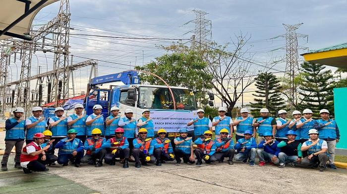 Manajemen PLN Babel beserta Seluruh tim recovery bantuan kelistrikan pasca bencana Banda Aceh berfoto bersama sebelum di berangkatkan menuju Aceh untuk membantu pemulihan kelistrikan Aceh pascabencana banjir bandang