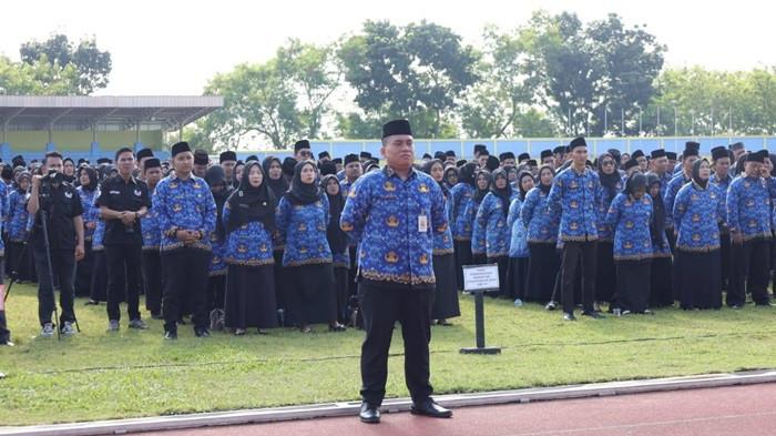 PPPK PARUH WAKTU DILANTIK -- Sebanyak 2.758 pegawai Pemerintah dengan Perjanjian Kerja (PPPK) Paruh Waktu di lingkungan Pemerintah Kota Pangkalpinang resmi dilantik pada Jumat pagi (13/12/2025). Prosesi pelantikan berlangsung di Stadion Depati Amir Pangkalpinang dan diawali dengan upacara.