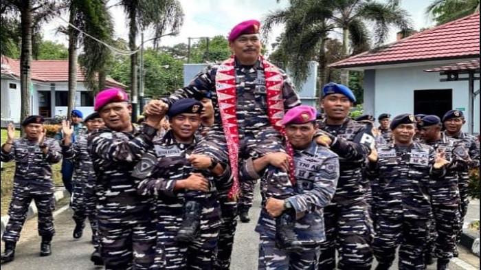 PISAH SAMBUT -- Danlanal Babel, Kolonel Marinir Yulindo, saat tiba di Mako Lanal Babel yang berlokasi di Belinyu, Kabupaten Bangka dan disambut anggota, Selasa (16/12/2025).