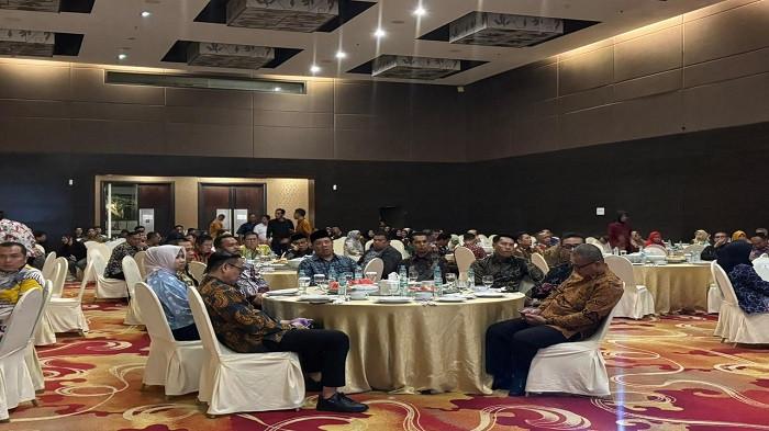PISAH SAMBUT -- Danlanal Babel yang baru dan lama bersama Forkopimda, saat melaksanakan Lepas sambut di hotel Soll Marina, Kabupaten Bateng, Selasa (16/12/2025).