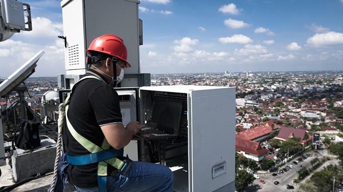 Petugas Telkomsel melakukan pemantauan dan optimalisasi jaringan di salah satu titik strategis di wilayah Sumbagsel guna memastikan kualitas layanan tetap optimal selama libur akhir tahun 2025–2026.