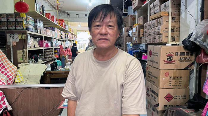 Peter (60), pedagang sekaligus pemilik toko Kembang Api A-Yen, saat ditemui Bangkapos.com di tokonya di Jalan Bahagia, Kelurahan Pasar Padi, Kecamatan Girimaya, Kota Pangkalpinang, Provinsi Kepulauan Bangka Belitung, Jumat (26/12/2025).