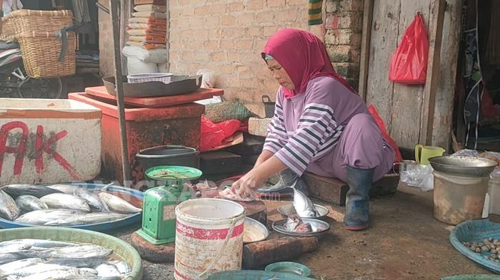 HARGA IKAN NAIK -- Seorang pedagang ikan ketika tengah membersihkan ikan dagangannya di Pasar Tradisional Toboali, Rabu (14/1/2026).