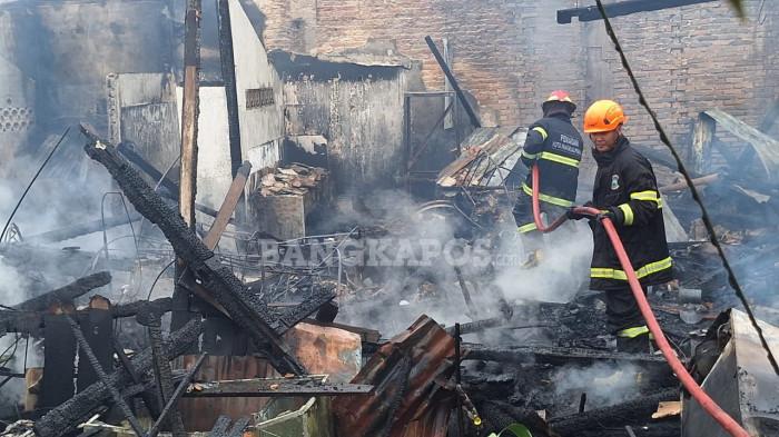 RUMAH HANGUS TERBAKAR -- Tim pemadam kebakaran dari Provinsi Babel dan Kota Pangkalpinang saat memadamkan api yang membakar hangus sebuahnrumah warga di Kelurahan Melintang Kecamatan Rangkui Kota Pangkalpinang, Sabtu (17/1/2026) pagi.