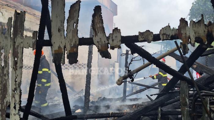 PUING PUING - Rumah seorang warga di RT 05 Kampung Melintang Kelurahan Melintang, Kecamatan Rangkui, Kota Pangkalpinang, Bangka Belitung terbakar hingga menyisakan puing puing pada Sabtu (17/1/2026) pagi.