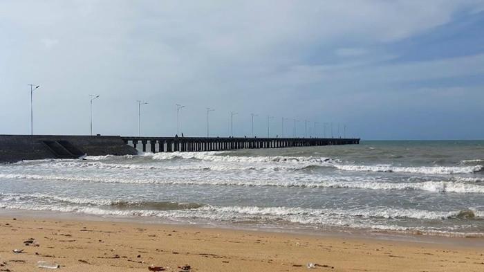 TANJUNG ULAR -- Kawasan Pelabuhan Tanjung Ular, di Desa Air Putih, Kecamatan Mentok, Kabupaten Bangka Barat, Provinsi Bangka Belitung, pada Senin (19/1/2026) sore, ramai aktivitas masyarakat memancing.