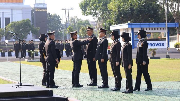 PENGANUGERAHAN -- Wakapolda Babel, Brigjen Pol Murry Mirranda, ketika memimpin langsung upacara pemberian penganugerahan kepada anggota Polri dan ASN dihalaman Mapolda Babel, Senin (26/1/2026).