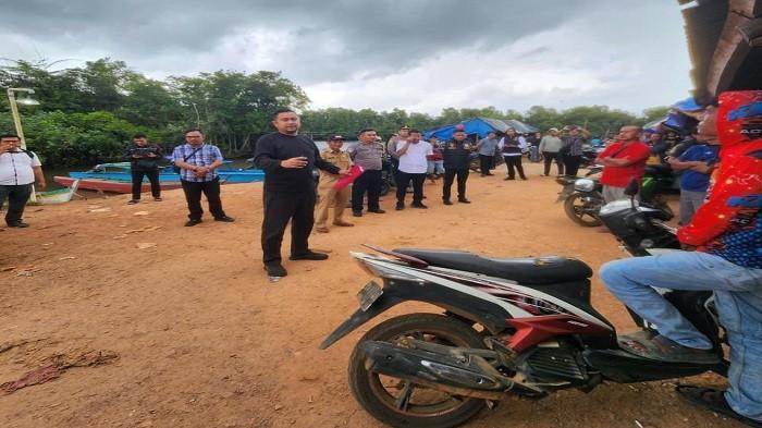 TAMBANG ILEGAL -- Kasudit IV Tipidter Ditreskrimsus Polda Babel, Iqbal Surbakti, didampingi anggota gabungan dan perangkat Desa, ketika memberikan arahan atau himbauan kepada para penambang dikawasan DAS Desa Jada Bahrin, Kecamatan Merawang, Kabupaten Bangka, Selasa (27/1/2026).