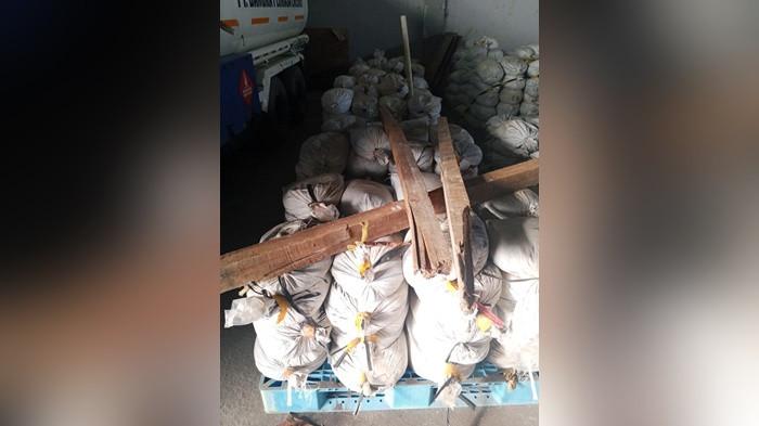 PEMINDAHAN -- Ratusan karung pasir timah, ketika dipindahkan dari Pos TNI AL Pangkal Balam ke RUPBASAN Pangkalpinang, Rabu (28/1/2026).