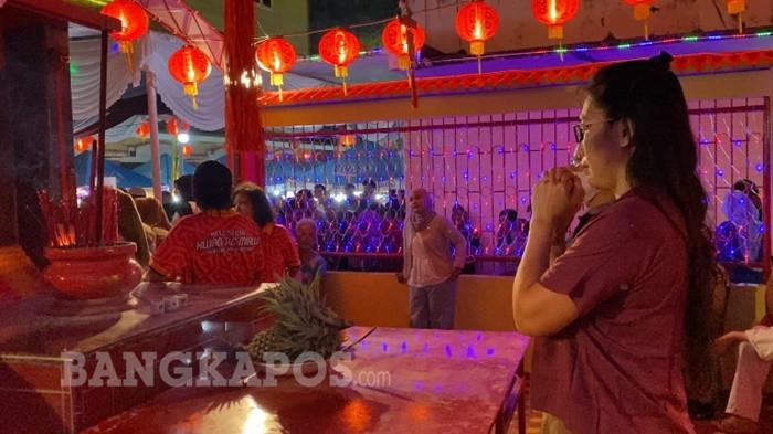 SEMBAHYANG IMLEK - Sejumlah masyarakat saat melaksanakan sembahyang pada malam tahun baru Imlek di Kelenteng Kwan Tie Miau Sungailiat, Bangka, Senin (16/2/2026) malam.