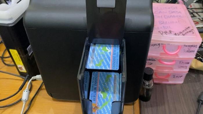 KTP ELEKTRONIK -- Proses pencetakan KTP elektronik di Disdukcapil Kota Pangkalpinang. Setiap hari, sedikitnya 150 KTP-el diterbitkan untuk memenuhi kebutuhan administrasi kependudukan masyarakat, Rabu (25/2/2026).