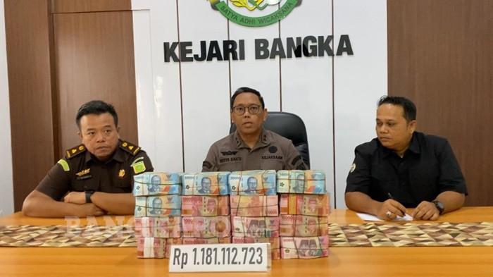 PENGEMBALIAN KERUGIAN NEGARA - Kejaksaan Negeri Bangka dalam konferensi pers memamerkan uang pengembalian kerugian negara dari kasus korupsi BWS Babel 2023-2024, Kamis (26/2/2026).