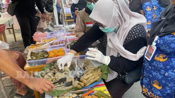 CEK KANDUNGAN TAKJIL - Petugas Dinas Kesehatan Kabupaten Bangka saat mengecek kandungan berbahaya pada sampel takjil dan makanan berbuka puasa di Ramadan Fair 2026 Jalan Masjid Agung Sungailiat, Bangka, Jumat (27/2/2026).