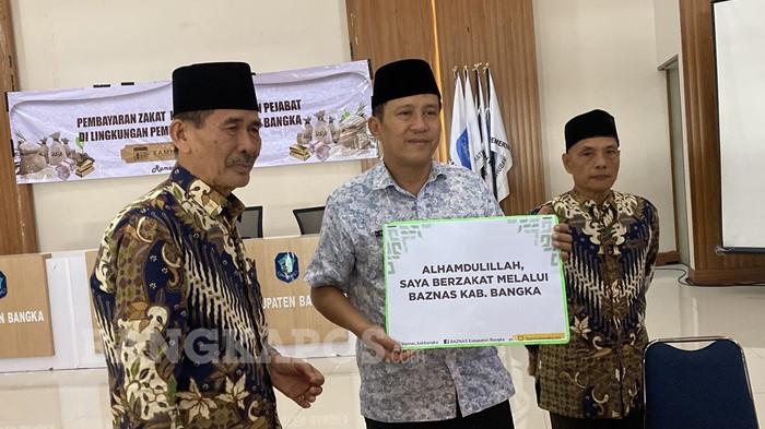 BAYAR ZAKAT MAL - Bupati Bangka, Fery Insani saat menunaikan pembayaran zakat mal atas harta benda yang dimiliki kepada Baznas Bangka, Kamis (5/3/2026). (Bangkapos/Arya Bima Mahendra) 