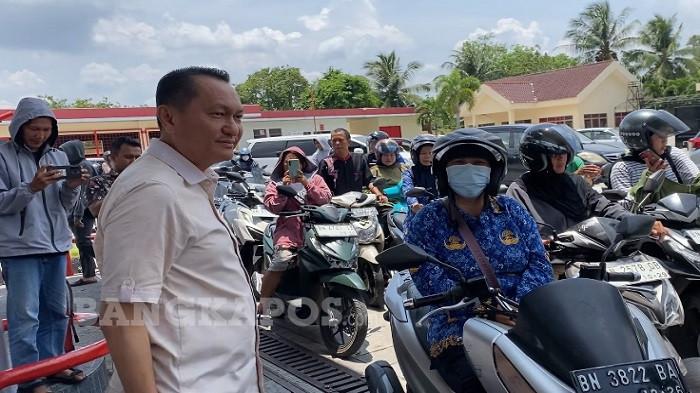 TIDAK PANIC BUYING — Ketua Komisi XII DPR RI, Bambang Patijaya saat memantau sejumlah SPBU di Sungailiat, Bangka, Kamis (5/3/2026) yang panjang antrean. Dia meminta masyarakat tidak panic buying dan pastikan stok BBM aman.