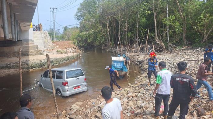 MOBIL PLAT MERAH TERJATUH - Evakuasi mobil minibus dengan plat merah BN 1691 Z, terjun dari atas Jembatan yang menghubungkan Desa Guntung-Kelurahan Arung Dalam, Kecamatan Koba, Senin (9/3/2026).