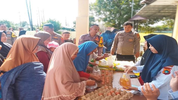 GPM DISERBU MASYARAKAT - Kegiatan Gerakan Pangan Murah (GPM) di Polsek Bakam yang diserbu oleh masyarakat, Jumat (13/3/2026). Sebanyak 1,5 ton beras, 500 butir telur dan 50 liter minyak goreng ludes terjual pada kegiatan tersebut.