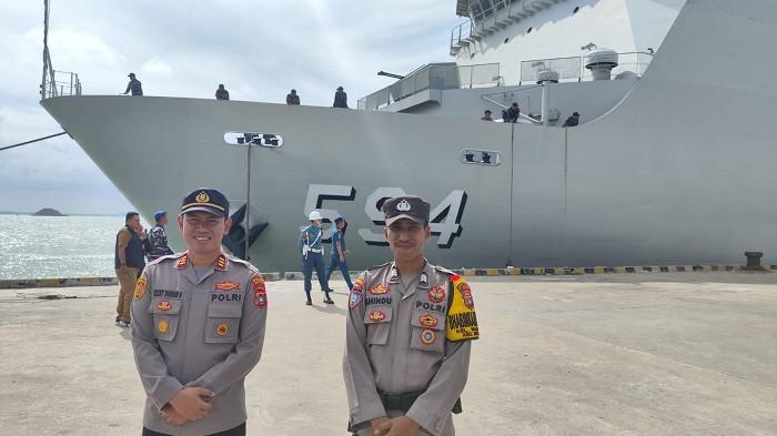 PENGAMANAN ARUS MUDIK — Personil kepolisian dari Polres Bangka saat pengamanan arus penumpang mudik gratis di Pelabuhan Tanjung Gudang Belinyu, Bangka, Selasa (17/3/2026) pagi.