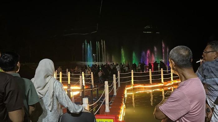 TAMAN BHAYPARK -- Suasana masyarakat yang menikmati suasana Taman Bhaypark Polda Kepulauan Bangka Belitung (Babel) saat momen libur lebaran Idulfitri 1447 Hijriah, pada Selasa (24/3/2026) malam.