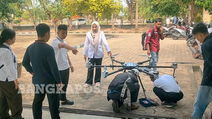RAKIT DRONE -- Sejumlah teknisi ketika merakit drone di Kantor Dinas Pertanian, Pangan dan Perikanan Kabupaten Bangka Selatan, Kamis (26/3/2026). Drone tersebut nantinya akan digunakan guna mendukung sektor pertanian.