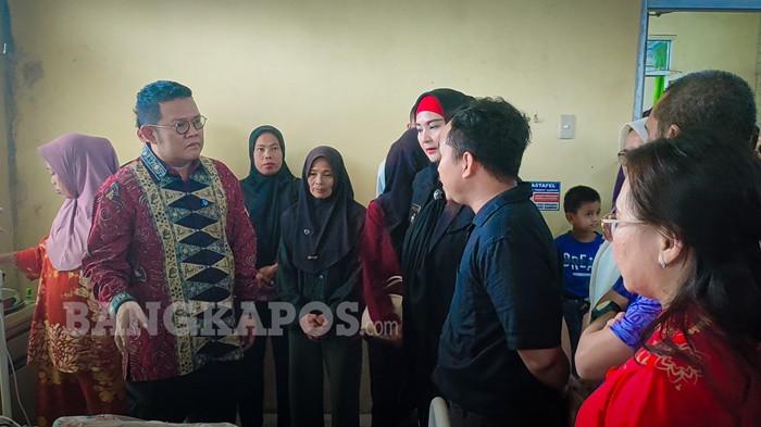 BERBINCANG DENGAN MASYARAKAT -- Bupati dan Wakil Bupati Bangka Selatan, Riza Herdavid serta Debby Vita Dewi bersama jajaran saat berbincang dengan masyarakat ketika melakukan inspeksi mendadak (sidak) ke Rumah Sakit Umum Daerah (RSUD) Junjung Besaoh, Sabtu (28/3/2026). Sidak dilakukan setelah menerima aduan masyarakat terkait pelayanan kesehatan.