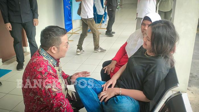 BERBINCANG DENGAN MASYARAKAT -- Bupati dan Wakil Bupati Bangka Selatan, Riza Herdavid serta Debby Vita Dewi bersama jajaran saat berbincang dengan masyarakat ketika melakukan inspeksi mendadak (sidak) ke Rumah Sakit Umum Daerah (RSUD) Junjung Besaoh, Sabtu (28/3/2026). Sidak dilakukan setelah menerima aduan masyarakat terkait pelayanan kesehatan.