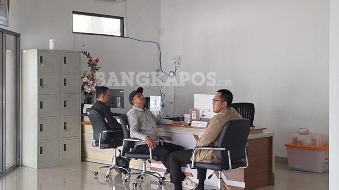 PEMANGGILAN -- Ketiga anggota DPRD Kota Pangkalpinang, saat berada di lantai 1 gedung Kejari Pangkalpinang, Selasa (31/3/2026).