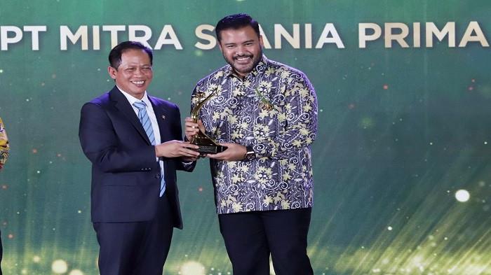 Komisaris PT MSP Harwendro Adityo Dewanto saat menerima penghargaan Proper Emas dari Mentri Lingkungan Hidup RI, Hanif Faisol Nurofiq,