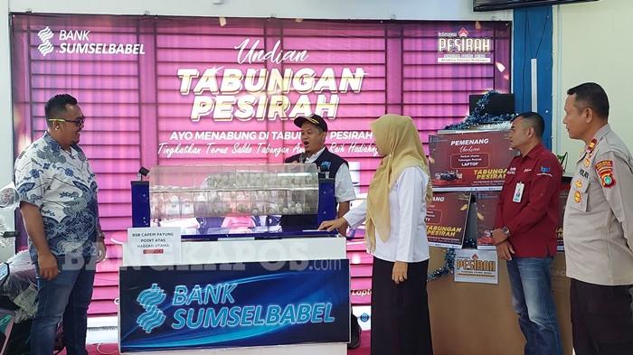 PENGUNDIAN -- Wakil Kepala Bank Sumsel Babel Cabang Toboali, Mulyawan Prema ketika melakukan pengundian tabungan Persirah di Kantor Bank Sumsel Babel Cabang Pembantu Payung, Rabu (8/4/2026). Total terdapat 11 unit hadiah yang diundi dengan satu grand prize.