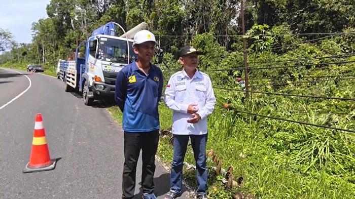 Manager ULP Toboali (baju biru) dan Kades Desa Gadung (baju putih) sedang meninjau lokasi gangguan