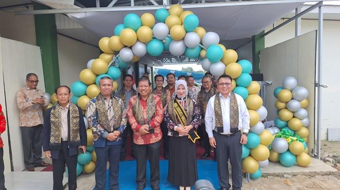 PERESMIAN -- Wali Kota Pangkalpinang, Saparudin, saat meresmikan Sekolah Advent Pangkalpinang, Jumat (17/4/2026).