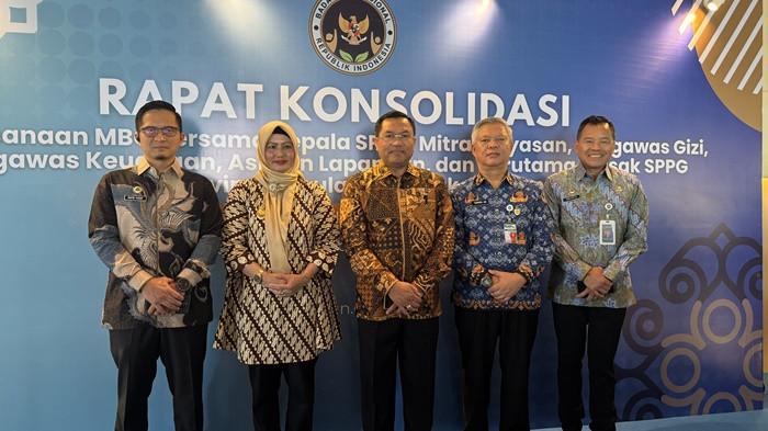 Wakil Kepala Badan Gizi Nasional Sony Sonjaya foto bersama usai Rapat Konsolidasi yang digelar oleh Badan Gizi Nasional, Jumat (17/04/2026). Kegiatan ini membahas penguatan program pemenuhan gizi, termasuk koordinasi pelaksanaan Satuan Pelayanan Pemenuhan Gizi (SPPG) serta sinergi antar pemangku kepentingan.