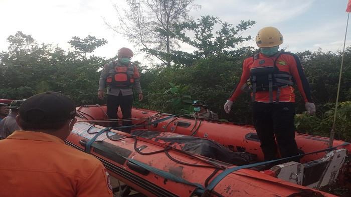 EVAKUASI NELAYAN PARJIMAN - Proses evakuasi mayat nelayan Parjiman (55 tahun) yang ditemukan di Pantai Punggur Tuing, Mapur, Kecamatan Riau Silip, Minggu (19/4/2026) sore.