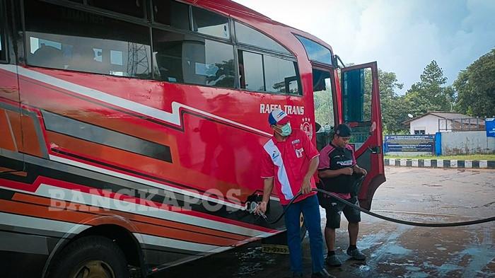 ISI BBM -- Sejumlah kendaraan ketika melakukan pengisian BBM di SPBU 24.331.99 Desa Gadung, Minggu (19/4/2026). Per tanggal 18 April 2026 terdapat tiga produk BBM non subsidi yang mengalami kenaikan harga cukup signifikan.