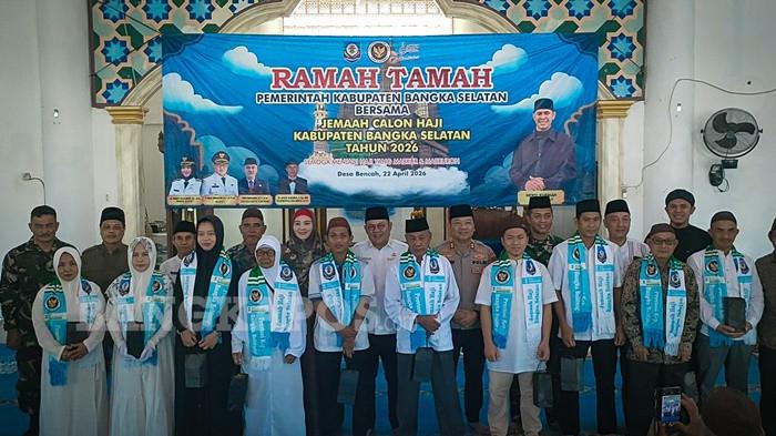 FOTO BERSAMA -- Bupati Bangka Selatan, Riza Herdavid ketika berfoto bersama dengan calon jemaah haji yang akan diberangkatkan tahun ini di Masjid Jami Al-Maghfiroh Desa Bencah, Rabu (22/4/2026). Total terdapat 158 orang calon jemaah haji yang akan diberangkatkan tahun ini.