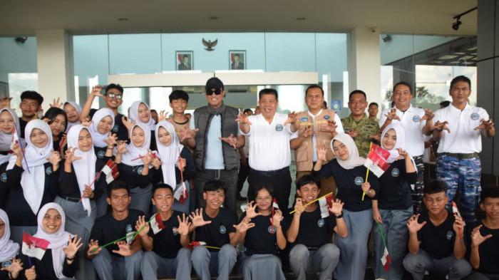 Gubernur Babel, Hidayat Arsani secara langsung hadir mengantarkan kepulangan Kepala BNN RI, Komjen Pol. Dr. (HC) Suyudi Ario Seto, beserta rombongan menuju Jakarta melalui Terminal VIP Bandara Depati Amir Pangkalpinang, Jum'at (24/4/2026).
