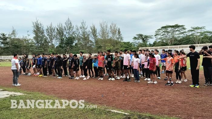 PERSIAPAN PORPROV -- Sejumlah atlet ketika mengikuti persiapan Porprov di Stadion Junjung Besaoh Pemkab Bangka Selatan, Minggu (26/4/2026). Sebanyak 130 atlet dari berbagai cabang olahraga ambil bagian dalam uji kebugaran tersebut. 