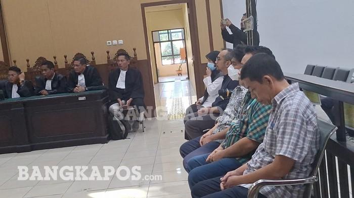 AGENDA PUTUSAN -- Kelima terdakwa, saat menjalani sidang di ruang sidang Garuda Pengadilan Negeri Kelas IA Pangkalpinang, agenda pembacaan putusan atau vonis dari majelis hakim, Senin (27/4/2026).