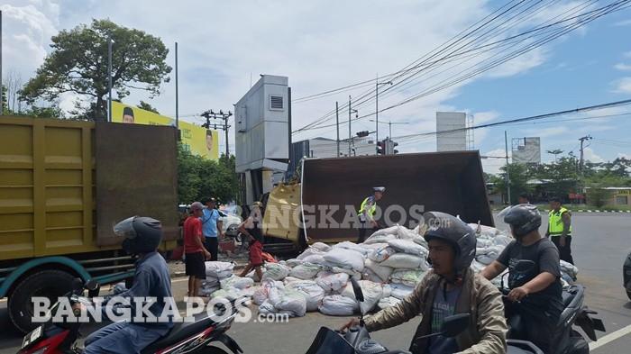 LAKALANTAS -- Kondisi kendaraan pasca laka lantas, di simpang empat lampu merah Kantor Gubernur Babel, Senin (27/4/2026).