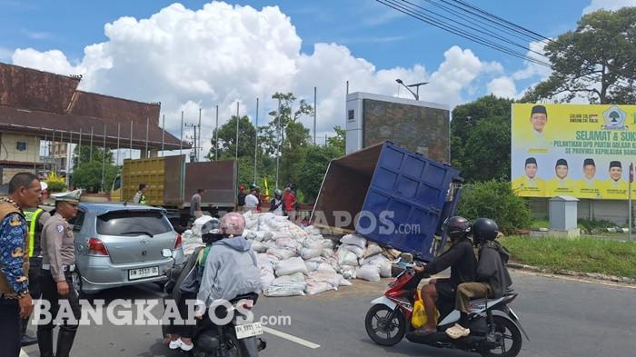 LAKALANTAS -- Kondisi kendaraan pasca laka lantas, di simpang empat lampu merah Kantor Gubernur Babel, Senin (27/4/2026).