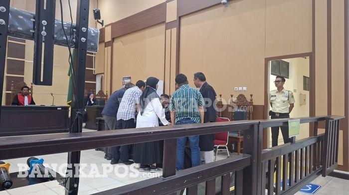SIDANG PUTUSAN -- Kelima terdakwa setelah menjalani sidang di ruang sidang garuda Pengadilan Negeri Kelas IA Pangkalpinang, agenda sidang putusan dari majelis hakim, Senin (27/4/2026).