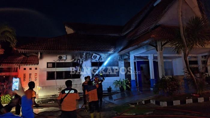 KEBAKARAN -- Petugas gabungan tim pemadam kebakaran, saat memadamkan api di Kantor Dishub Provinsi Babel, Rabu (29/4/2026).