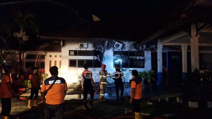 KEBAKARAN -- Sejumlah petugas Damkar Kota Pangkalpinang dan Provinsi Babel, saat memadamkan api di Kantor Dishub Provinsi Babel, Rabu (29/4/2026).