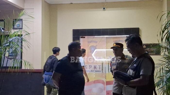 LAPORAN -- Kepala Dishub Provinsi Babel, M. Haris AP (kaos hitam), saat berada di SPKT Polda Babel untuk membuat laporan pasca kejadian kebakaran, Rabu (29/4/2026).