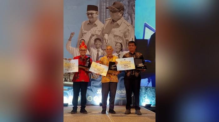 LOMBA VIDEO -- Penyerahan penghargaan lomba video digitalisasi pembelajaran tingkat nasional oleh Kementerian Pendidikan Dasar dan Menengah.
