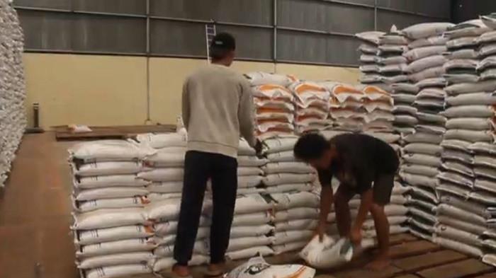 Stok beras SPHP di gudang Bulog.