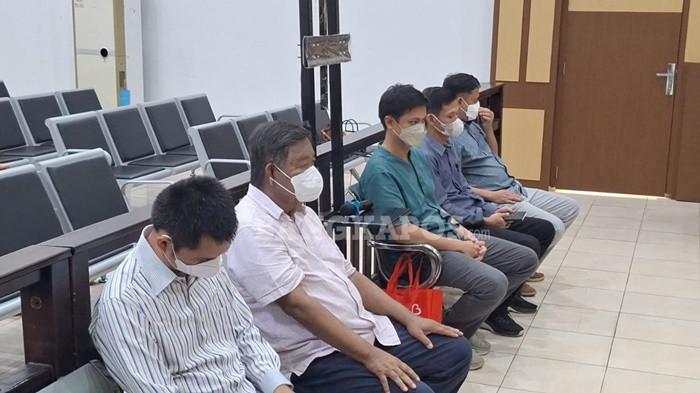 SIDANG -- Kelima terdakwa saat menjalani sidang di ruang Garuda Pengadilan Negeri Kelas IA Pangkalpinang, Kamis (30/4/2026).