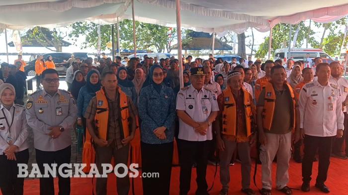 NELAYAN--Gubernur Provinsi Bangka Belitung, Hidayat Arsani, memberikan bantuan life jacket ke nelayan di Kota Pangkalpinang, dalam sosialisasi komunikasi, informasi, dan edukasi rawan bencana di Provinsi Bangka Belitung, di  Pantai Pasir Padi, Pangkalpinang, Rabu (6/5/2026) pagi.