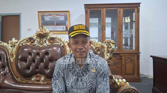 AUDIENSI -- Ketua DPRD Kabupaten Bangka, Jumadi, saat ditemui Bangkapos.com di ruang kerjanya, Senin (11/5/2026).