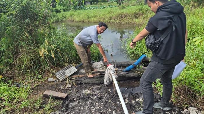 PENCURIAN -- Pelaku beserta barang bukti, saat diamankan di Mapolsek Merawang, Senin (11/5/2026).
